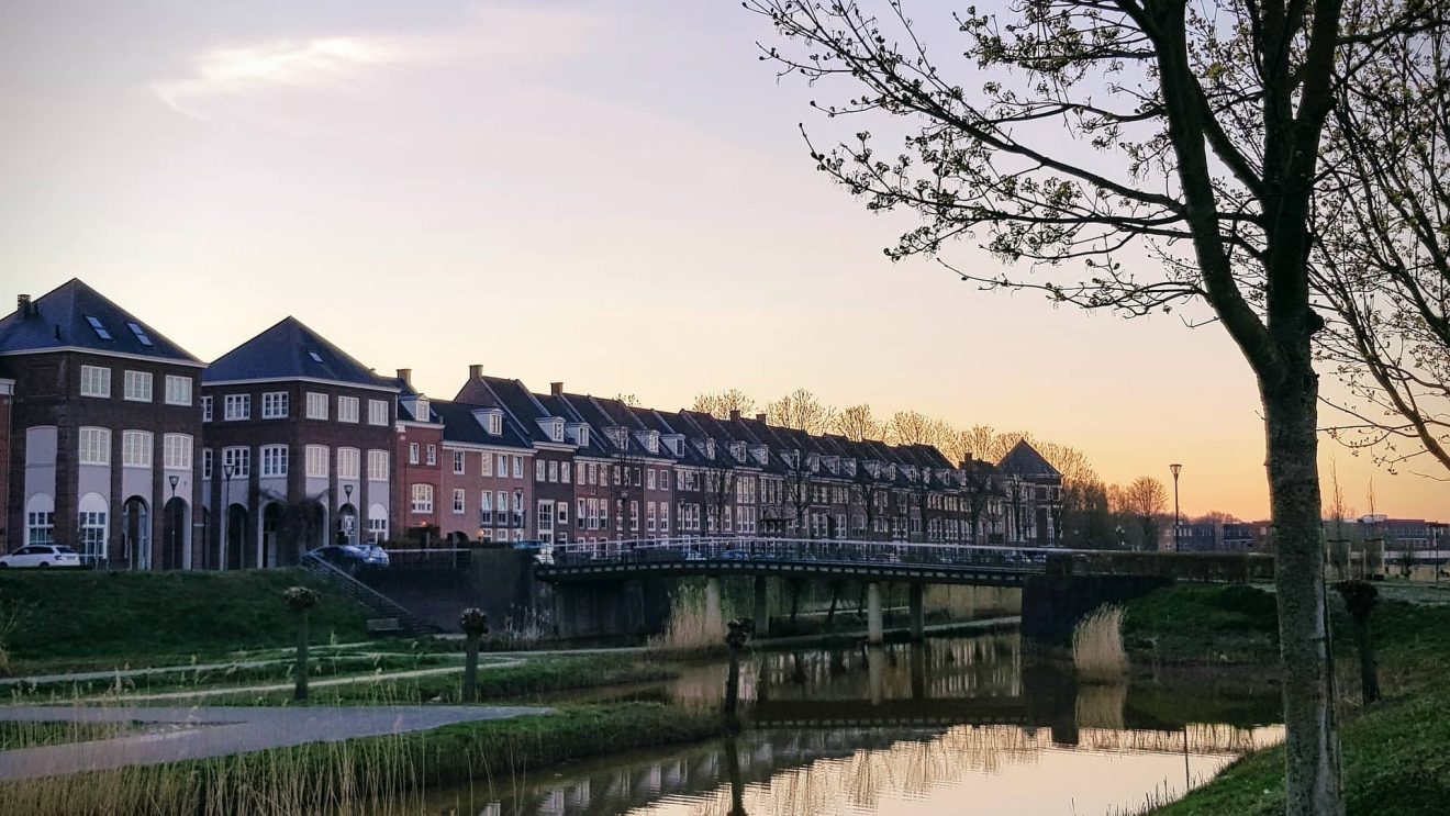 De overheid wijst wijken aan waar een warmtenet wordt geïmplementeerd.
